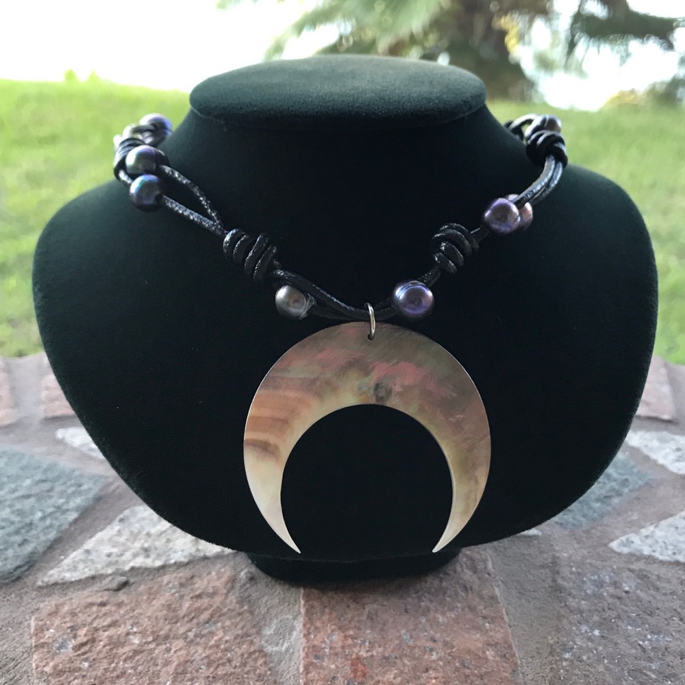 Mother of pearl moon black pearl leather choker - Picture 4 of 8